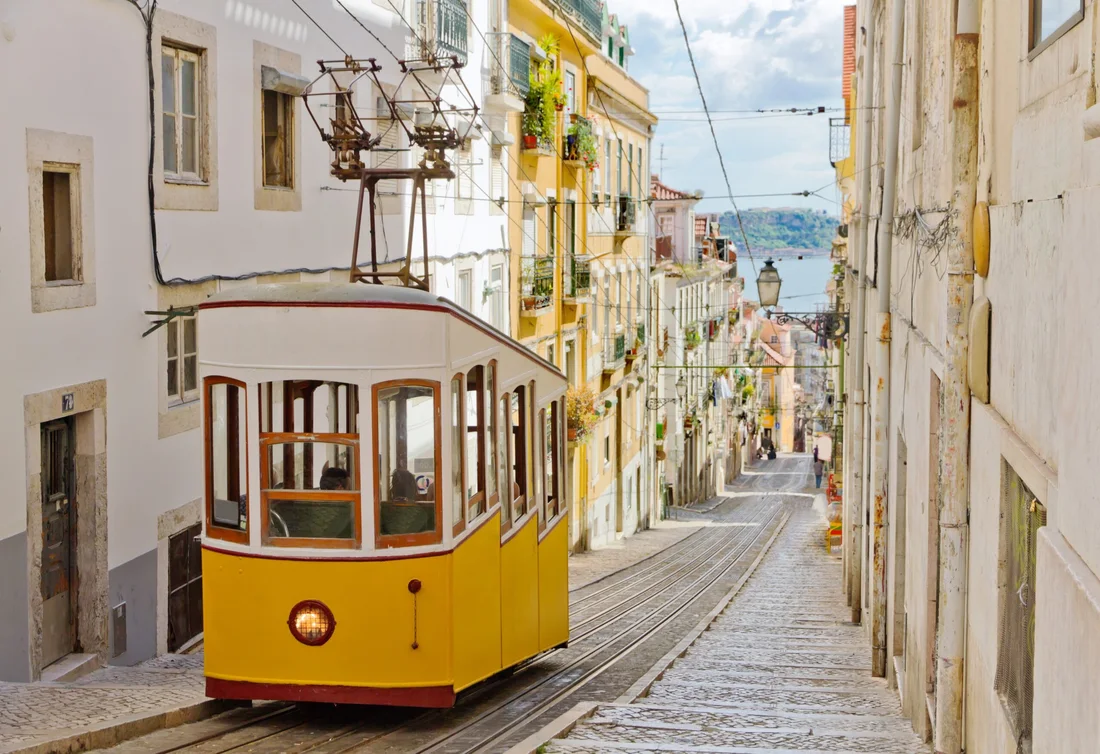 Funicular en una calle de Lisboa